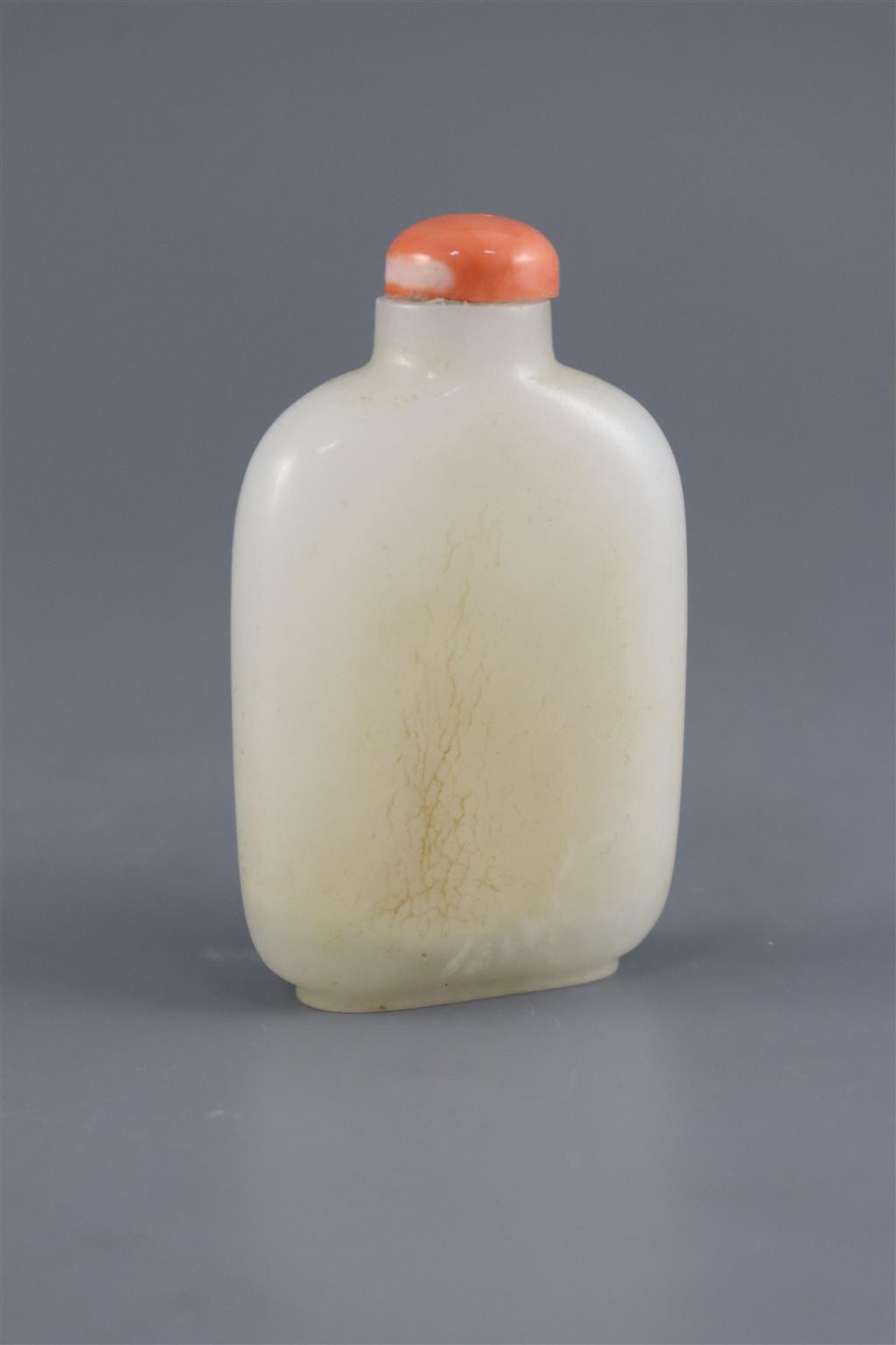 A Chinese white jade snuff bottle, total height 7.3cm